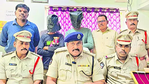 ఇద్దరు చైన్‌ స్నాచర్స్‌ అరెస్టు 