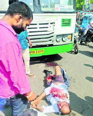 ఆర్టీసీ బస్సు ఢీకొని వ్యక్తికి గాయాలు 