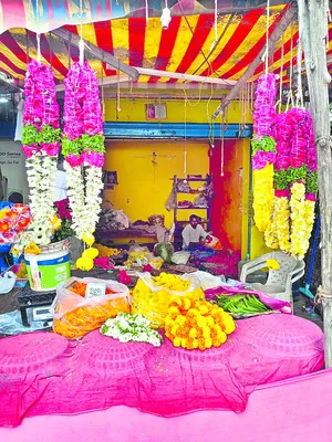 పూల ధరలకు రెక్కలు 
