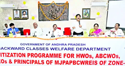 విద్యార్థులకు సామాజిక దృక్పథం అవసరం 