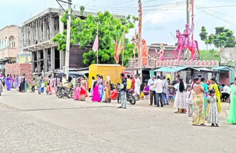 బస్సులు లేక.. ముందుకు వెళ్లలేక