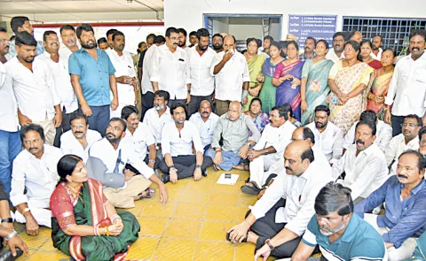 YCP Protest At State Election Commission Office In Vijayawada