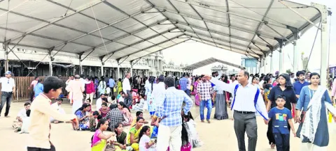 యాదగిరిగుట్టలో భక్తుల రద్దీ 