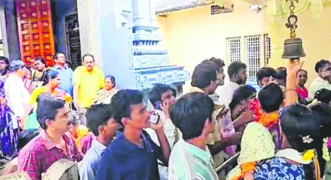 విఘ్నేశ్వరుని సన్నిఽధికి పోటెత్తిన భక్తులు