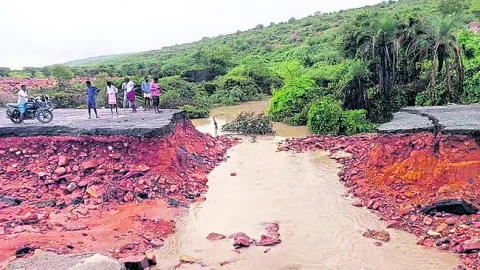 తెగిపోయిన రోడ్డు 