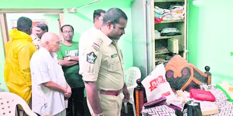 వాహనం అదుపుతప్పి వ్యక్తి మృతి 
