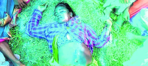 తెగిపడిన విద్యుత్‌ వైరు మృత్యు పాశమై... 