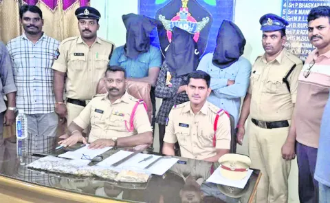 హుండీ దొంగతనం కేసులో నిందితుల అరెస్ట్‌ 
