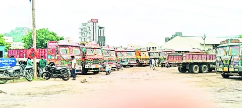 కబ్జా చేశాడు.. అద్దెకిచ్చేశాడు!
