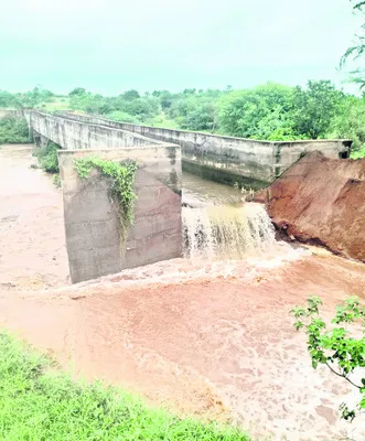 కేఎల్‌ఐ కాల్వకు గండి 
