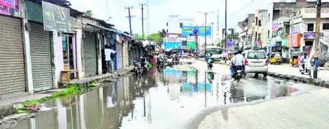 రోడ్లపై నిలుస్తోన్న వాన నీరు 