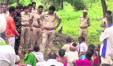 ఆదివాసీలకు అధికారుల కౌన్సెలింగ్‌