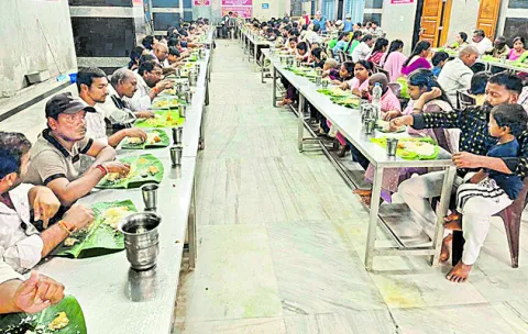 Devotees receiving Annaprasadam of Goddess Durga (File)