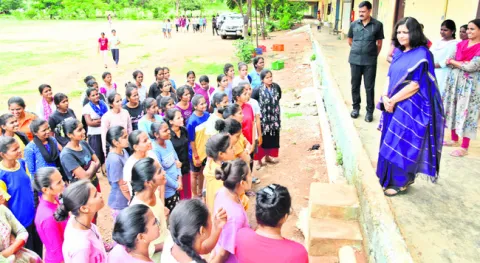విద్యార్థుల ఆరోగ్యంపై నిర్లక్ష్యం వహించొద్దు 