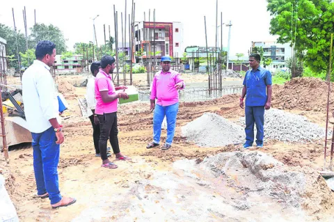 నిర్మాణ పనుల్లో వేగం పెంచండి
