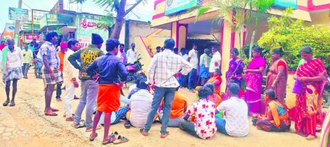 కిడ్నాప్‌ కేసులో న్యాయం చేయలేదని పోలీస్‌ స్టేషన్‌ ముట్ట
