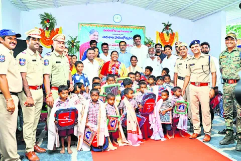 విద్యార్థుల జీవితాల్లో వెలుగులు నింపాలి