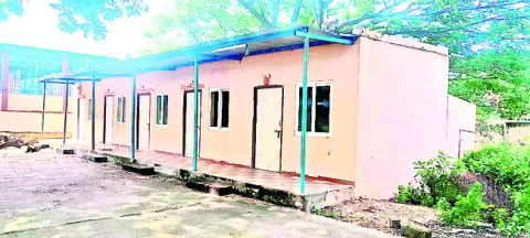 పూజారుల గదులను పట్టించుకోరూ?