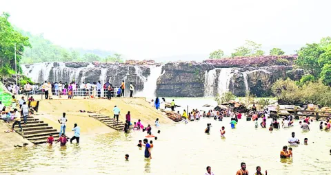 బొగతలో పర్యాటకుల సందడి..