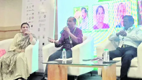 సాహిత్య సమ్మేళనానికి హాజరైన వెల్దండి శ్రీధర్‌