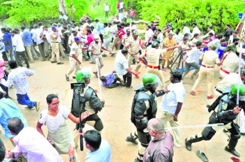 అక్రమ కేసుల్లో అరెస్ట్‌లకు అత్యుత్సాహం 