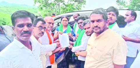 ఎకరాకు రూ.60లక్షల నష్టపరిహారం ఇప్పించండి 
