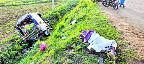 అదుపుతప్పి ఆటో బోల్తా 