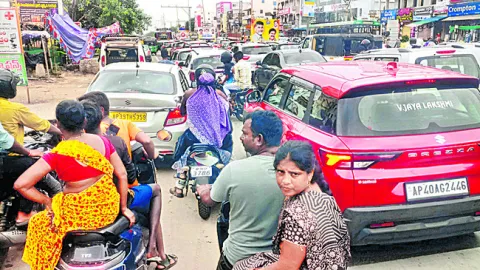 ట్రాఫిక్‌కు తీవ్ర అంతరాయం 