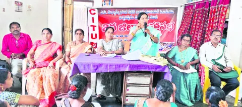 ప్రైవేటీకరణ నిర్ణయాన్ని ఉపసంహరిచుకోవాలి 