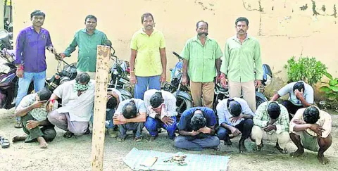 10 మంది జూదరుల అరెస్టు