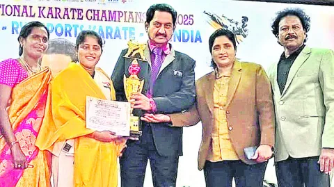 కరాటే పోటీల్లో బంగారు పతకం 
