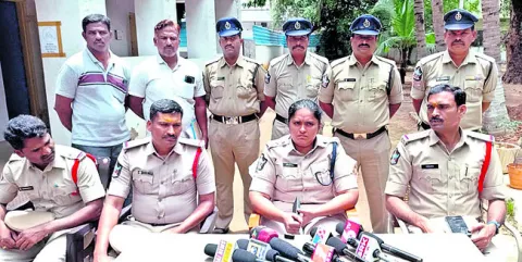 దేవుడికి పూజారి శఠగోపం