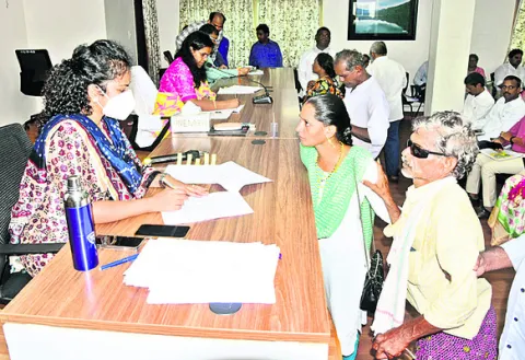 ధర్నాలతో దద్దరిల్లిన కలెక్టరేట్‌ 