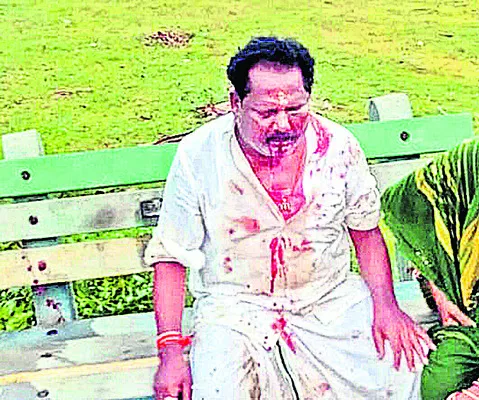 బైకు అడ్డగించి దాడి 