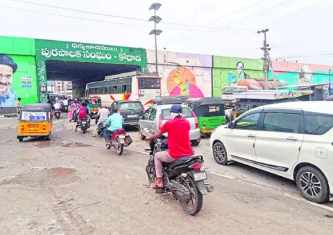 కోదాడ పట్టణంలో ట్రాఫిక్‌ జామ్‌