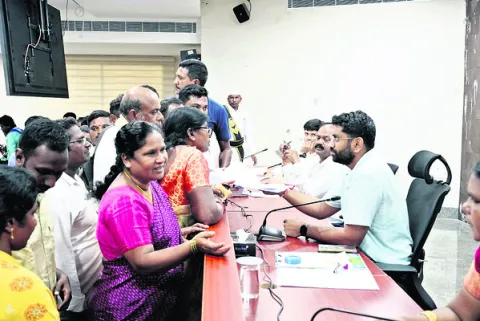 స్వాతంత్య్ర వేడుకలకు ఏర్పాట్లు చేయండి