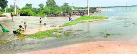 అలుగు పారుతున్న పెద్ద చెరువు
