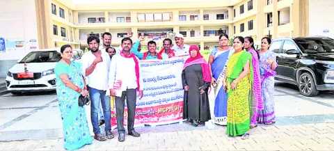 కలెక్టరేట్‌కు డబుల్‌ బెడ్‌రూం ఇళ్ల బాధితులు 