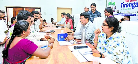 అర్జీదారునికి భరోసా ఇవ్వండి 