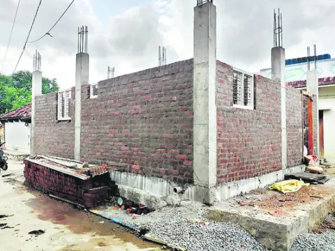 ఇందిరమ్మ ఇంటికి ఇసుక తిప్పలు 