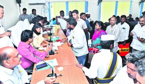 ప్రజావాణి ఫిర్యాదులను పరిష్కరించాలి
