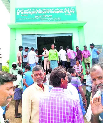 రైతులకు తప్పని తిప్పలు 