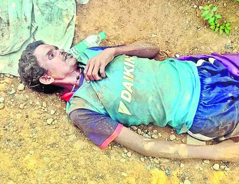 రోడ్డు ప్రమాదంలో నలుగురికి గాయాలు 