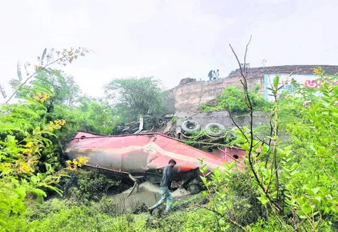 అదుపు తప్పి లోయలో పడిన సిమెంట్‌ లారీ