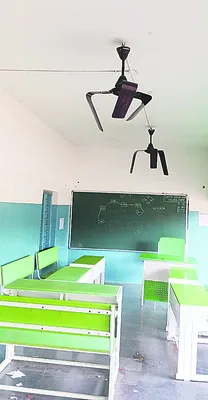 గంట్లవెళ్లి ఎంపీపీఎస్‌లో ఫ్యాన్లు ధ్వంసం 