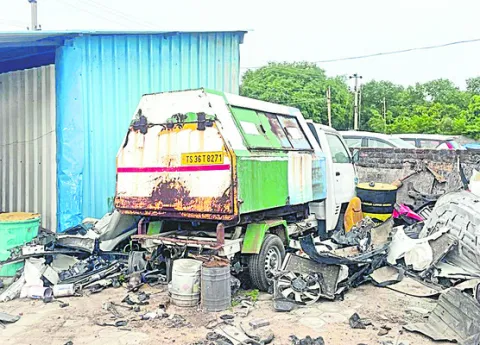 చెత్త బండ్లకు తుప్పు 