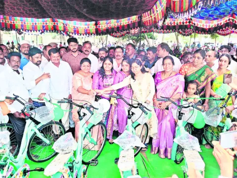 240మందికి సైకిళ్లు, వెయ్యి మందికి యూనిఫామ్‌