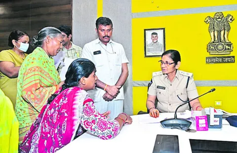 పోలీస్‌ గ్రీవెన్స్‌కు 73 ఫిర్యాదులు 