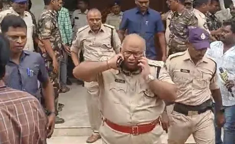 డీఐజీ వైఎస్సార్సీపీ కార్యాలయంలోకి చొచ్చుకుని వెళ్తూ..