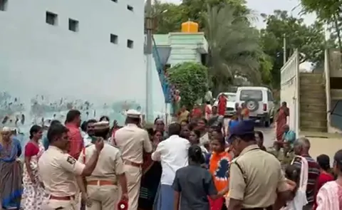 ఓటర్లను అడ్డగించిన పోలీసులు..